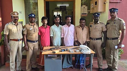 ராஜபாளையம் அருகே நாட்டு துப்பாக்கிகள் வைத்திருந்த 6 போ் கைது