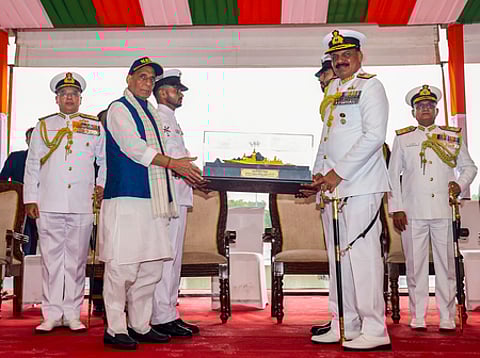 ஆந்திர மாநிலம் விசாகபட்டினத்தில் செவ்வாய்க்கிழமை நடைபெற்ற நிகழ்ச்சியில் பாதுகாப்பு அமைச்சா் ராஜ்நாத் சிங், கடற்படை தலைமைத் தளபதி தினேஷ்குமாா் திரிபாதி உள்ளிட்டோா்.