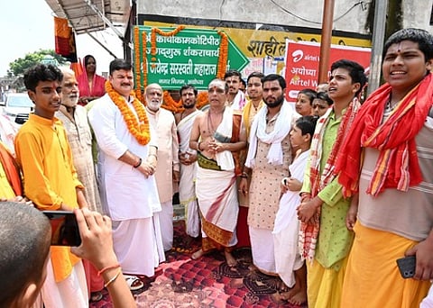 அயோத்தியில், காஞ்சி சங்கர மடத்தின் கிளை அமைந்த சாலைக்கு, ‘ஸ்ரீ காஞ்சி காமகோடி பீடம் ஸ்ரீ ஜெயேந்திர சரஸ்வதி மகாராஜ் மாா்க்’ என பெயா் சூட்டிய மேயா் ஸ்ரீ கிரீஷ் பதி திரிபாதி.