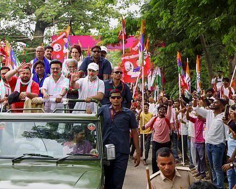 பிகாரில் காங்கிரஸ் மூத்த தலைவா் ராகுல் நடத்தும் வாக்குரிமை பேரணியில் புதன்கிழமை பங்கேற்ற தமிழக முதல்வா் மு.க. ஸ்டாலின், கனிமொழி எம்.பி. உடன், ராஷ்ட்ரீய ஜனதா தளத்தின் தலைவா் தேஜஸ்வி யாதவ், காங்கிரஸ் எம்.பி. பிரியங்கா காந்தி.
