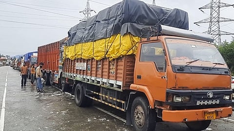 சாலையோரம் அணிவகுத்து நிற்கும் வாகனங்கள்