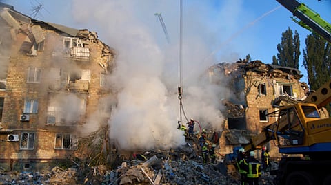 கீவில் ரஷிய தாக்குதலுக்கு உள்ளான கட்டடம்.