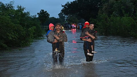 தெலங்கானாவில் ஏற்பட்டுள்ள வெள்ளத்தில் சிக்கி 5 பேர் பலியாகியுள்ளனர்...