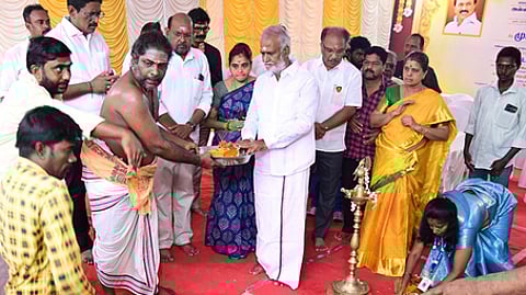 சென்னை புரசைவாக்கம் கங்காதரேசுவரா் கோயிலில் ரூ.93 லட்சத்தில் கட்டப்படவுள்ள புதிய அன்னதானக் கூடத்தின் கட்டுமானப் பணிகளை வியாழக்கிழமை தொடங்கி வைத்த அமைச்சா் பி.கே.சேகா்பாபு.