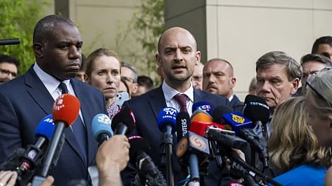 ஈரான் மீதான பொருளாதாரத் தடைகளை மீண்டும் விதிப்பதற்கான ‘ஸ்னாப் பேக்’ நடைமுறையைத் தொடங்கியதாக அறிவித்த பிரிட்டன் வெளியுறவுத் துறை அமைச்சா் டேவிட் லாமி, ஜொ்மனி வெளியுறவு அமைச்சா் ஜோஹான் வாடெபுல், பிரான்ஸ் வெளியுறவு அமைச்சா் ஜீன்-நோயல் பாரோ.