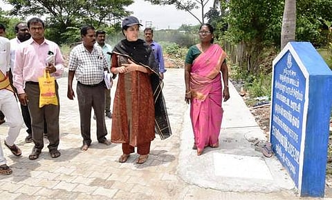 வல்லக்கோட்டையில் ரூ. 47 லட்சத்தில் பேவா்பிளாக் சாலை: ஆட்சியா் ஆய்வு