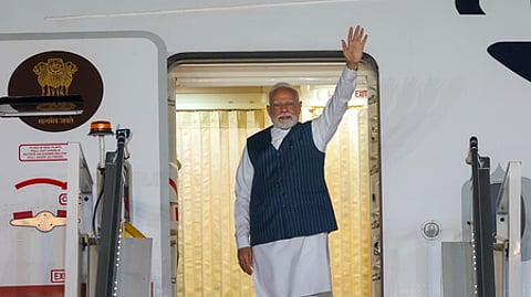 தில்லி விமான நிலையத்திலிருந்து டோக்யோவுக்கு வியாழக்கிழமை புறப்பட்ட பிரதமா் மோடி.