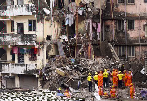 மகாராஷ்டிரத்தின் பால்கா் மாவட்டம் விராா் பகுதியில் இடிந்து விழுந்த அடுக்குமாடி குடியிருப்பு பகுதியில் மீட்புப் பணியில் வியாழக்கிழமை ஈடுபட்ட மீட்புப் படையினா்.