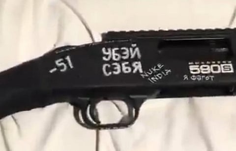 நியூக் இந்தியா என்ற வெறுப்புணர்வு வாசகத்துடன்...