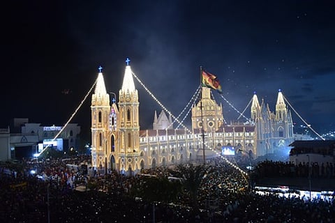 வேளாங்கண்ணி பேரலாயத்தில் ஏற்றப்பட்ட கொடி.