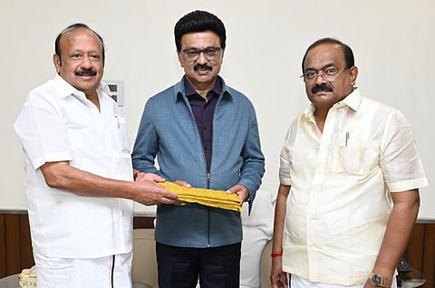முதல்வர் மு.க.ஸ்டாலினை நேரில் சந்தித்து நன்றி தெரிவித்த வேளாண்மை மற்றும் உழவர் நலத்துறை அமைச்சர் எம்.ஆர்.கே.பன்னீர்செல்வம், உணவுத்துறை அமைச்சர் அர.சக்கரபாணி .