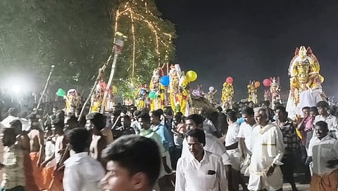 அய்யனார் கோயிலில் விடிய விடிய நடைபெற்ற குதிரை எடுப்பு விழாவில் மண்பாண்ட கலைஞர்களால் உருவாக்கப்பட்ட நூற்றுக்கணக்கான மண் குதிரைகளை சுமார் 2 கிலோ மீட்டர் தூரம் தோலில் சுமந்து வந்து பக்தர்கள் கோயிலில் வைத்து நேர்த்திக்கடன் செலுத்தினர்.