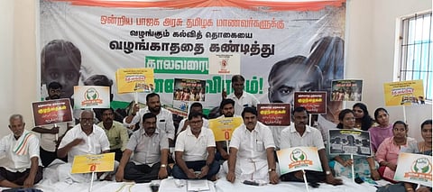 நிதி அளிக்க மறுக்கும் மத்திய பாஜக அரசைக் கண்டித்து இரண்டாவது நாளாக உண்ணாவிரதப் பேராட்டத்தில் ஈடுபட்டுள்ள திருவள்ளூா் மக்களவை உறுப்பினா் சசிகாந்த் செந்தில்.