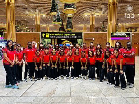 சீனாவுக்கு புறப்பட்டுச் சென்ற இந்திய மகளிா் ஹாக்கி அணியினா்.