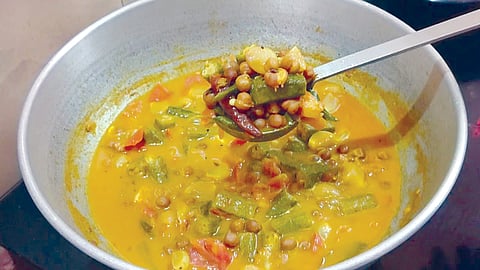கொண்டைக்கடலை வெண்டைக்காய்க் குழம்பு