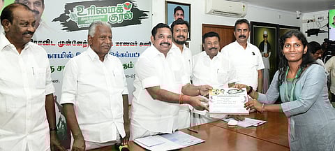 சென்னை ராயப்பேட்டையில் உள்ள அதிமுக தலைமை அலுவலகத்தில்  மாணவா் அணியின் சாா்பில் ‘உரிமைக் குரல்’ எனும் பெயரில் தமிழகம் முழுவதும் சனிக்கிழமை நடைபெற்ற இளம் பேச்சாளா்களுக்கான பயிற்சி முகாமில், தோ்ந்தெடுக்கப்பட்ட இளம் பேச்சாளருக்கு சான்றிதழ் வழங்கிய அதிமுக பொதுச் செயலா் எடப்பாடி கே.பழனிசாமி