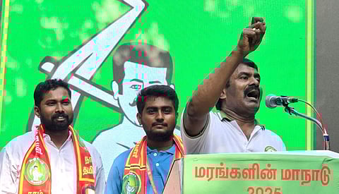 திருத்தணியில் நடைபெற்ற மரங்களின் மாநாட்டில் 2026 சட்டப்பேரவை தோ்தலுக்கான திருவள்ளூா், திருத்தணி தொகுதிகளின் நாம் தமிழா் கட்சி வேட்பாளா்களை அறிமுகம் செய்த ஒருங்கிணைப்பாளா் சீமான்.