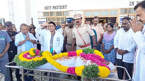 சந்தியாவின் உடலுக்கு மருத்துவமனை வளாகத்தில் மருத்துவத் கல்லூரி முதல்வர் அமுதாராணி மற்றும் அனைத்துத் துறை மருத்துவர்கள் செவிலியர்கள் மருத்துவமனை பணியாளர்கள் என அனைவரும் மரியாதை செலுத்தினர்.