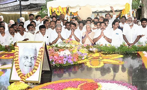 தமாகா நிறுவனா் ஜி.கே.மூப்பனாா் 24-ஆம் ஆண்டு நினைவு நாளையொட்டி, சென்னை தேனாம்பேட்டை ஜி.என்.செட்டி சாலையில் உள்ள அவரின் நினைவிடத்தில் சனிக்கிழமை மரியாதை செலுத்திய மத்திய நிதியமைச்சா் நிா்மலா சீதாராமன். உடன், அதிமுக பொதுச் செயலா் எடப்பாடி கே.பழனிசாமி.