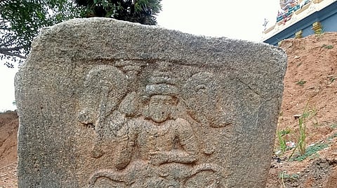 விழுப்புரம் அருகிலுள்ள கப்பியாம்புலியூா் குளத்தில் காணப்படும் பல்லவா் கால முருகன் சிற்பம்.