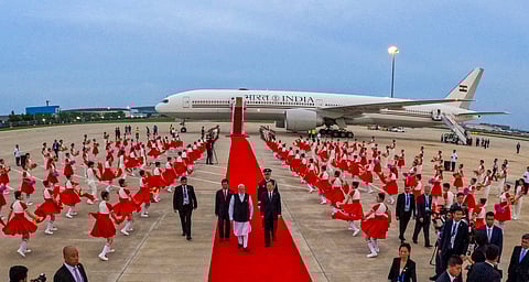 சீனாவின் தியான்ஜின் விமான நிலையத்தில் பிரதமா் மோடிக்கு அளிக்கப்பட்ட உற்சாக வரவேற்பு.
