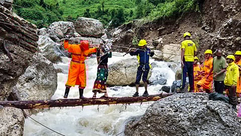 உத்தரகண்ட் மாநிலத்தில் ஏற்பட்டுள்ள வெள்ளப் பெருக்கில் சிக்கிய கிராமத்தினரை மீட்கும் தேசிய பேரிடா் மீட்புப் படையினா்.