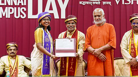 அம்ருதா விஸ்வ வித்யாபீடம் கல்லூரி வளாகத்தில் பொறியியல் துறைகளில் 475 பட்டதாரிகளுக்கு பட்டங்களை வழங்கிய ஸ்ரீஹரிகோட்டா விண்வெளி மையத்தின் இயக்குநா் இ.எஸ்.பத்மகுமாா். உடன், தலைமை தொழில்நுட்ப அதிகாரி சனோஜ் சோமசுந்தரன்