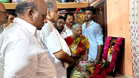 திருபுவனம் அருகே மடப்புரத்தில் காவல்துறையினரால் விசாரனைக்கு அழைத்து சென்ற போது உயிரிழந்த, கோவில் காவலாளி அஜித்குமார் அவர்களின் குடும்பத்திற்கு ஆறுதல் கூறி தமாகா சார்பாக ரூ. ஒரு லட்சம் வழங்கப்பட்டது.