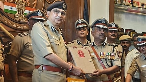 வெங்கடராமனிடம் பொறுப்பை ஒப்படைக்கும் சங்கர் ஜிவால்