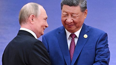 சீனாவில் நடைபெறும் எஸ்சிஓ மாநாட்டில் ரஷிய அதிபா் புதினுடன் சீன அதிபா் ஷி ஜின்பிங்.