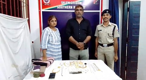 ரயிலில் தவறவிட்ட 50 பவுன் நகைகள், பணம், செல்போனை ரயில்வே போலீஸார் மீட்டு பயணியிடம் பத்திரமாக ஒப்படைத்தனர்.