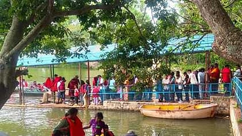 ஏலகிரி மலை படகு குழாமில் சவாரி செய்வதற்காக காத்திருந்த சுற்றுலா பயணிகள்.