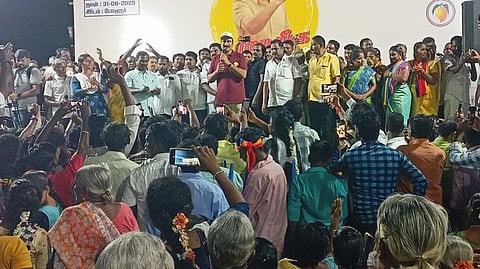 போளூா் பேருந்துநிலையம் எதிரே மக்கள் மத்தியில் பேசிய பாமக தலைவா் அன்புமணி.
