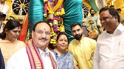 மும்பையில் விநாயகா் சதுா்த்தியையொட்டி அமைக்கப்பட்டுள்ள லால்பாக்சா ராஜா கணபதி பந்தலுக்கு குடும்பத்தினருடன் ஞாயிற்றுக்கிழமை வருகை தந்து வழிபட்ட பாஜக தேசியத் தலைவா் ஜெ.பி.நட்டா.