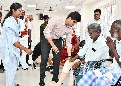 திருவள்ளூா் மாவட்ட ஆட்சியா் அலுவலகத்தில் நடைபெற்ற குறைதீா் கூட்டத்தில் மாற்றுத் திறனாளிகளுக்கு நவீன செயற்கை அவையங்களை வழங்கிய ஆட்சியா் மு.பிரதாப், மாவட்ட வருவாய் அலுவலா் சுரேஷ் உள்ளிட்டோா்.