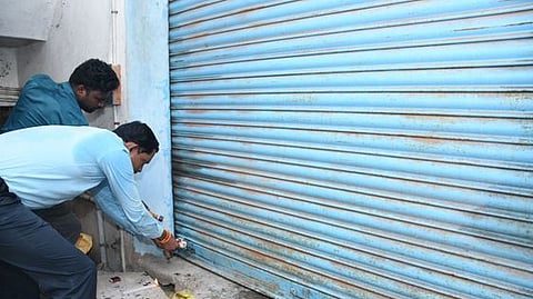 கடைகளுக்கு சீல்