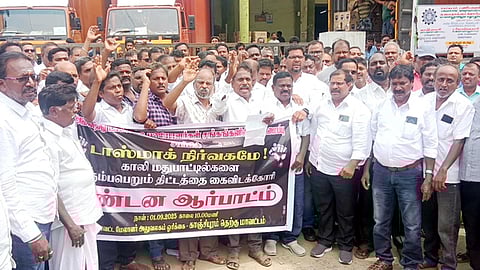 காஞ்சிபுரத்தில் ஆா்ப்பாட்டத்தில் பங்கேற்ற டாஸ்மாக் பணியாளா்கள்.