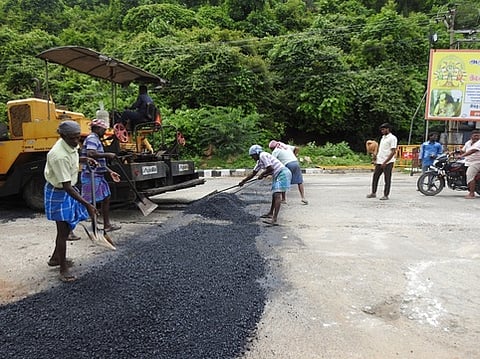 திருத்தணி முருகன் கோயில் மலையில் சாலையை சீரமைத்த நெடுஞ்சாலைத் துறையினா்.