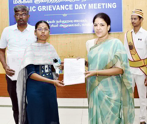 அரசுப்பணியாளா் தோ்வாணையம் மூலம் தோ்ச்சி பெற்றவருக்கு நியமன ஆணைகளை வழங்கிய காஞ்சிபுரம் ஆட்சியா் கலைச்செல்வி மோகன்.