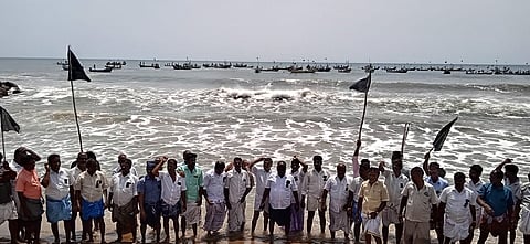 வானகிரி மீனவர்கள் சுருக்குமடி உள்ளிட்ட வலைகளை தடை செய்யக்கோரி கடலில் இறங்கி கருப்புக்கொடியுடன் ஆர்ப்பாட்டத்தில் ஈடுபட்டபோது.