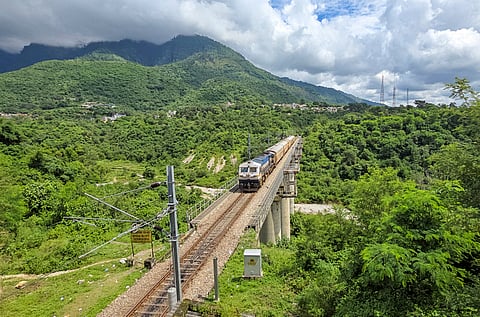 உதம்பூர் - கத்ரா வழித்தடத்தில் இயங்கும் பயணிகள் ரயில்