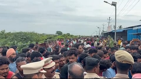 வடமாநில தொழிலாளர்கள் போராட்டத்தில் கல் வீச்சு: 10-க்கும் மேற்பட்ட காவலர்கள் காயம்!