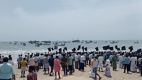 தரங்கம்பாடியில் அரசால் தடை செய்யப்பட்ட சுருக்குமடி வலையை தடைசெய்ய வலியுறுத்தி மீனவர்கள் கடலில் இறங்கி படகுகளில் கருப்பு கொடி கட்டி போராட்டத்தில் ஈடுபட்டனர்.