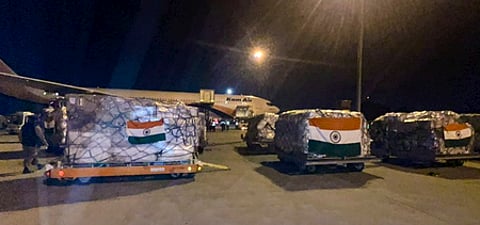 இந்தியாவிலிருந்து அனுப்பப்பட்டு ஆப்கன் தலைநகா் காபூல் விமான நிலையத்தைச் சென்றடைந்த நிவாரணப் பொருள்கள்.