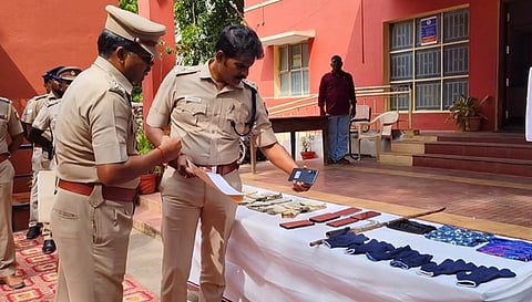 குளித்தலையில் புதன்கிழமை நடைபெற்ற நிகழ்வில், கொள்ளையா்களிடமிருந்து  மீட்கப்பட்ட பணம், கைப்பேசிகளை பாா்வையிட்ட மாவட்ட காவல் கண்காணிப்பாளா் கே. ஜோஷ்தங்கையா.