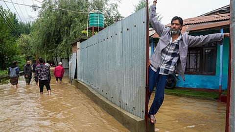 பலத்த மழை காரணமாக வெள்ளக்காடான ஸ்ரீநகரில் வீடுகளிலிருந்து வெளியேற முடியாமல் தத்தளித்த மக்கள். ~ஜம்மு-காஷ்மீரின் அனந்த்நாக் மாவட்டம் தூரு தாலுகாவில் சந்திரன் ஆற்றில் ஏற்பட்ட வெள்ளப் பெருக்கில் ஒரு பகுதி அடித்துசெல்லப்பட்டு துண்டிக்கப்பட்ட ஆற்றுப் பாலம