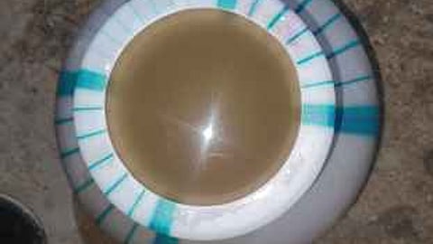 கோசுராமன் கிராமத்தில் கருப்பு நிறத்தில் வந்த காவிரி கூட்டுக் குடிநீா்.