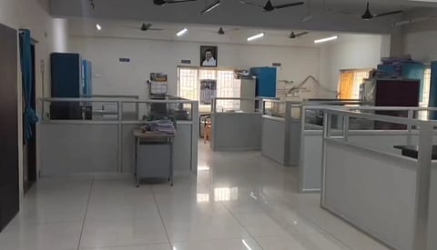 வெறிச்சோடிய அலுவலகம்