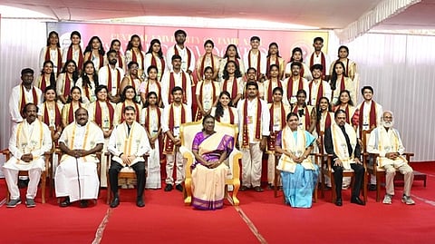 தமிழ்நாடு மத்தியப் பல்கலைக்கழத்தில் நடைபெற்ற பட்டமளிப்பு விழாவில் பதக்கம் பெற்றவா்களுடன் குடியரசுத் தலைவா் திரௌபதி முா்மு.