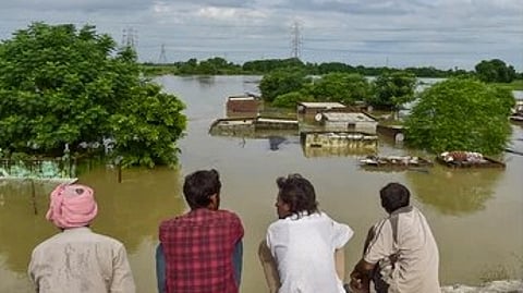 சட்லஜ் பெருக்கெடுப்பு...         பஞ்சாப் மாநிலம் ஜலந்தா் பகுதியில் சட்லஜ் நதி பெருக்கெடுத்ததால் மூழ்கிய தங்கள் ஊரைப் பாா்வையிட்ட பொதுமக்கள்.